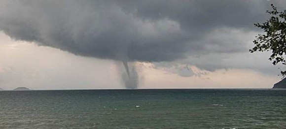 Ζάκυνθος: Ανεμοστρόβιλος σάρωσε τον Λαγανά -Εντυπωσιακές εικόνες