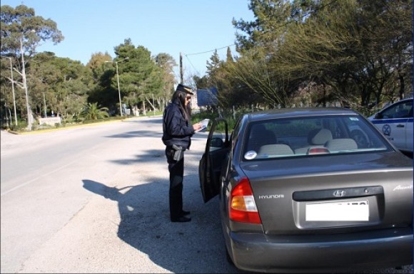 Ενημερωτικά φυλλάδια για την οδική ασφάλεια και την παράνομη διακίνηση και χρήση πυροτεχνημάτων διένειμαν αστυνομικοί στην Κεφαλονιά