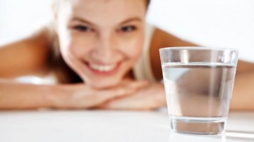 Τι παθαίνει το σώμα σας όταν πίνετε νερό νηστικοί