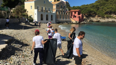 Η τοπική ΝΔ καθάρισε την παραλία της Άσσου (εικόνες)