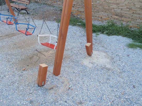 Κίνδυνος ατυχήματος στην παιδική χαρά στα Λυκιαρδοπουλάτα