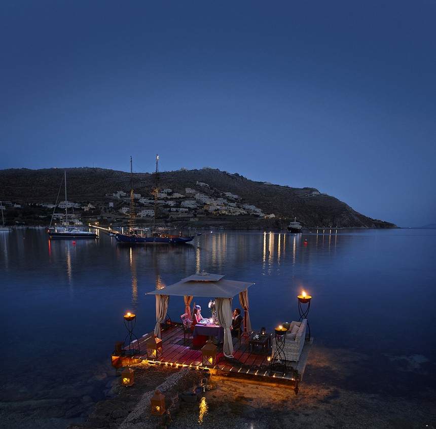 Κι όμως υπάρχει στην Ελλάδα: Πριβέ εστιατόριο μόνο για δύο -Εχει ένα και μοναδικό τραπέζι πάνω στη θάλασσα!