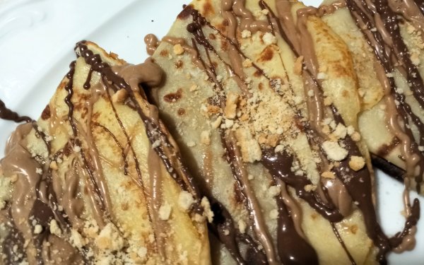 Φανταστικές κρέπες με πραλίνα μελομακάρονο