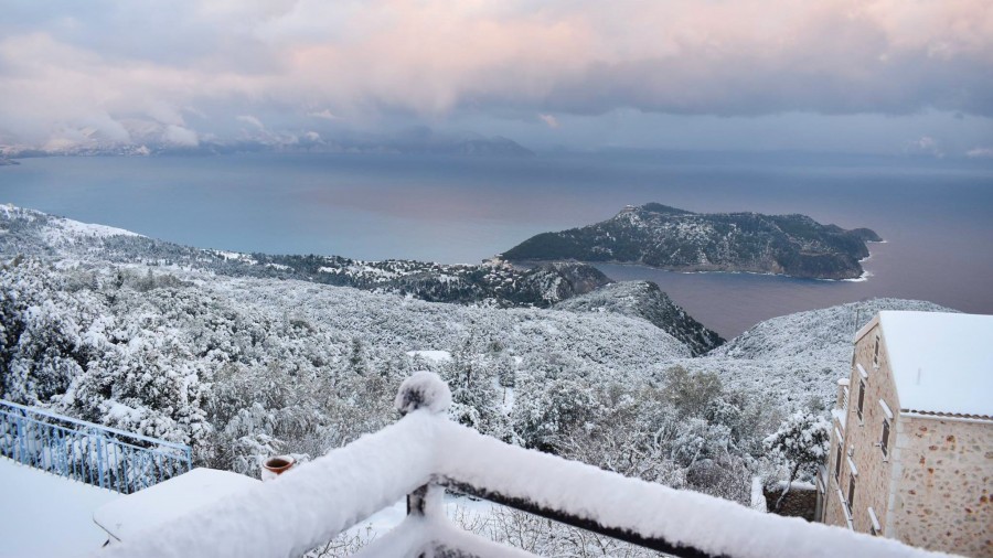 Στα λευκά η Κεφαλονιά - Χιονόπτωση και στο Αργοστόλι