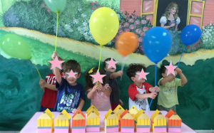 Δωράκια για όλα τα παιδάκια στο Κόκκινο Μπαλόνι
