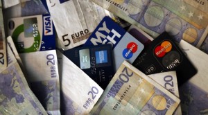 Τέλος τα μετρητά από τον Αύγουστο - Ξεκινά η επιβολή της χρήσης “πλαστικού χρήματος”