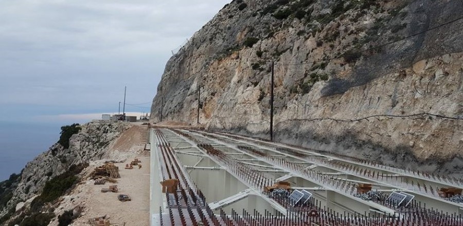 Στην θέση της! Ολοκληρώθηκαν οι εργασίες τοποθέτησης της γέφυρας του Χάρακα (εικόνες)