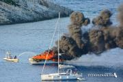 Φωτιά σε σκάφος στην Ιθάκη (εικόνες)
