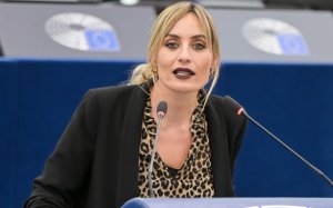 Η Ελεονώρα Μελέτη από την ολομέλεια του Ευρωπαϊκού Κοινοβουλίου: «Δεν γίνεται να υπάρξει ειρήνη εκεί που δεν υπάρχουν γυναίκες»