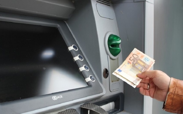 ΑΤΜ: Αυτές είναι οι νέες χρεώσεις ανά τράπεζα από την 1η Ιουλίου