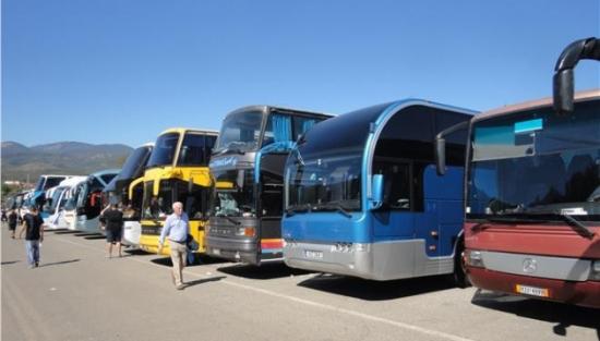 Αναφορά επαγγελματιών οδηγών τουριστικών λεωφορείων για μη νόμιμη κατοχύρωση διαγωνισμού μαθητικών δρομολογίων