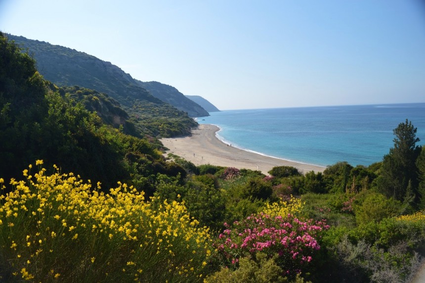 Χαλαρή πεζοπορία, με άρωμα καλοκαιριού... στην μαγευτική παραλία της Λεύκας!