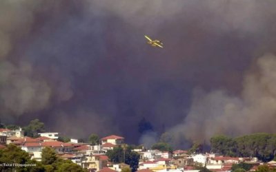 Μεγάλη φωτιά στην Ηλεία: Απειλούνται σπίτια, το διυλιστήριο και μία κατασκήνωση κοντά στα Κρέστενα