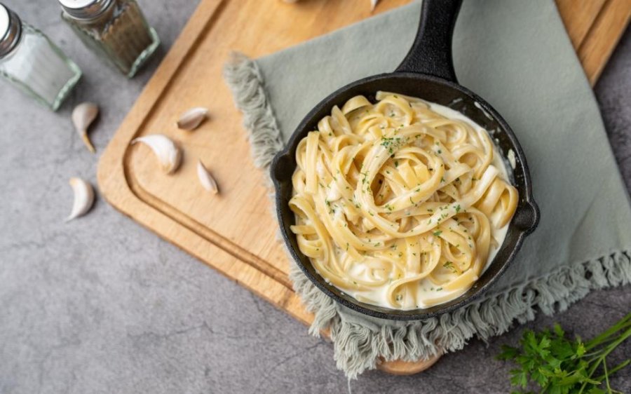 Fettuccine Alfredo: Λαχταριστά, κρεμώδη ζυμαρικά με μόλις 3 υλικά