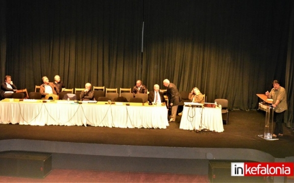 Αποχωρήσεις στο Δημοτικό Συμβούλιο Κεφαλονιάς λόγω "Χρυσής Αυγής" (εικόνες)