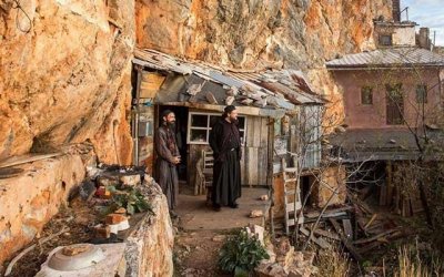 Οι ερημίτες μοναχοί που ζουν απομενόμενοι στην άκρη του γκρεμού στο Άγιον Όρος