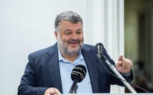 Ο Θεόφιλος αδειάζει Ανουσάκη για τη μετάβαση στην Αγγλία - "Κάνει Αντιπολίτευση με πιασάρικα θέματα και λαϊκισμό"