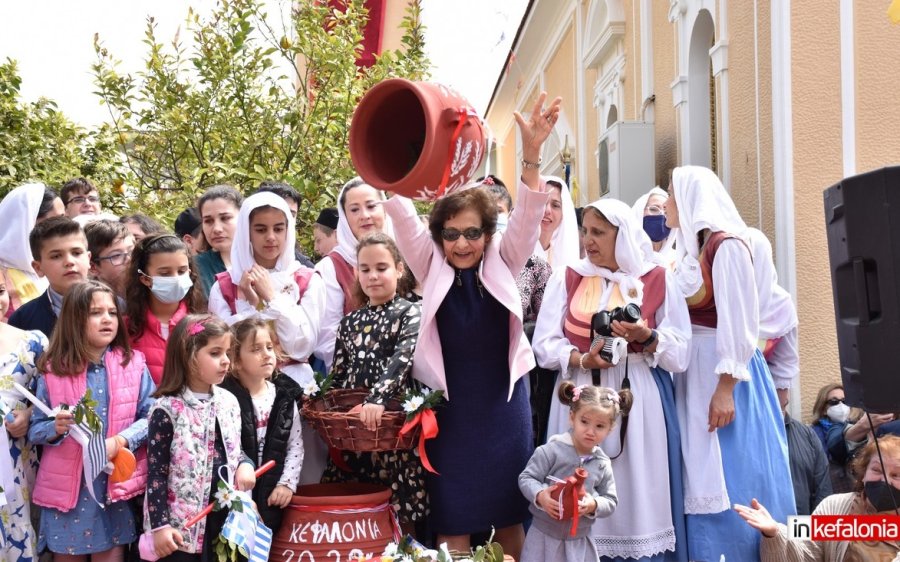 Σπάσιμο των μπότηδων στην Κεφαλονιά - Η Ευρώπη Μοσχονά μιλά για το έθιμο στον COSMOS 96,5