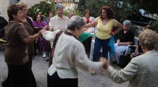 Με ποιήματα, γλυκά και χορούς τα ΚΑΠΗ ύμνησαν την γιορτή της μητέρας!