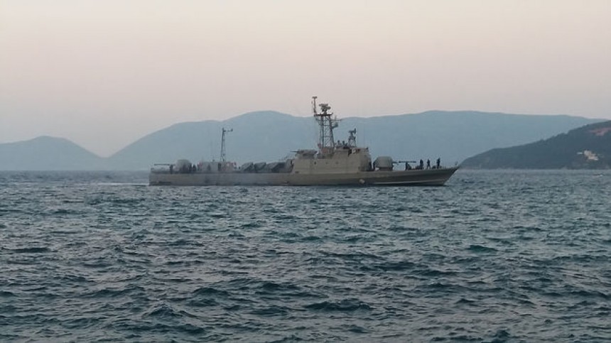 Το πλοίο του Π.Ν. "Σημαιοφόρος Καβαλούδης" στο λιμάνι της Σάμης