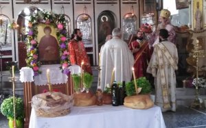 Η πρωινή Θεία Λειτουργία στον εορτάζοντα Ι.Ν. του Αγίου Παντελεήμονα Πουλάτων