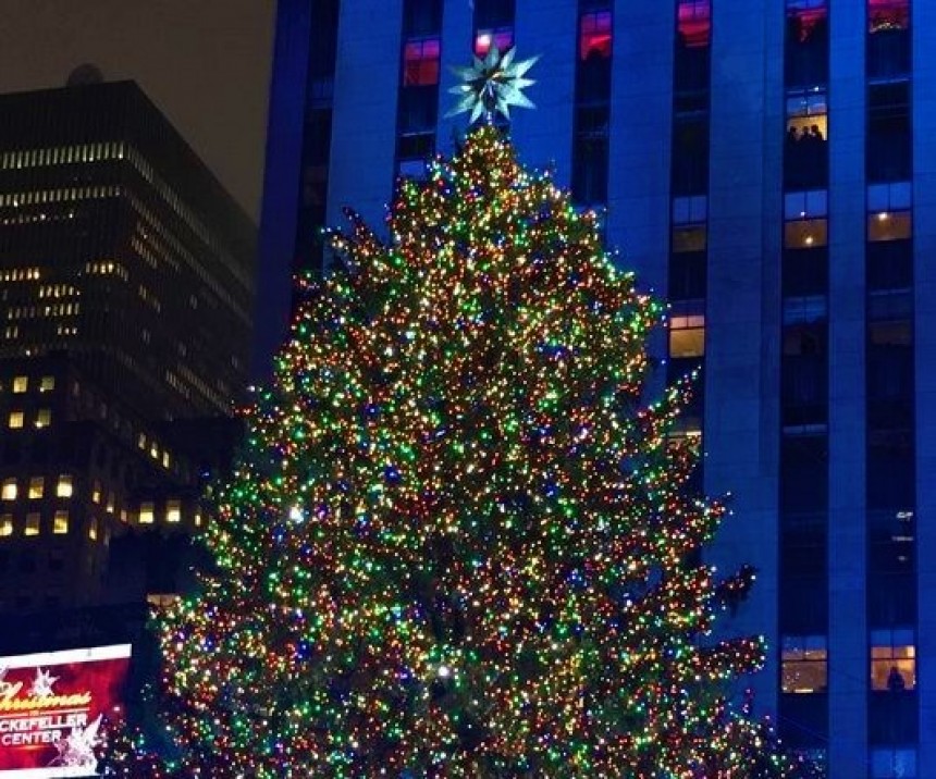 Φωταγωγήθηκε το χριστουγεννιάτικο δέντρο στο Ροκφέλερ στη Νέα Υόρκη