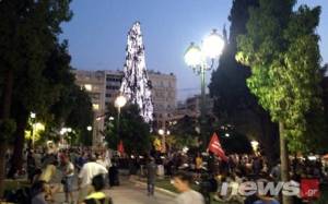 Άναψαν και πάλι το χριστουγεννιάτικο δέντρο στο Σύνταγμα!