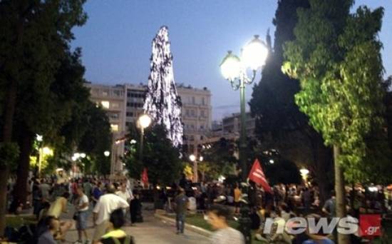 Άναψαν και πάλι το χριστουγεννιάτικο δέντρο στο Σύνταγμα!