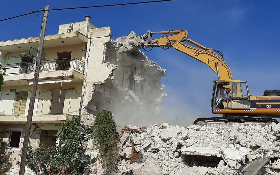 Επιτέλους! Ξεκίνησαν οι κατεδαφίσεις των σεισμόπληκτων κτηρίων στο Ληξούρι (εικόνες)