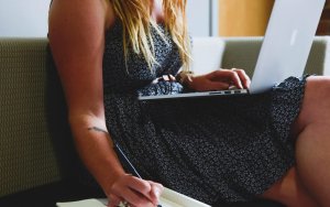 Ποιες μητέρες μπορούν να βγουν άμεσα στη σύνταξη με μικρότερο όριο ηλικίας - Οι ειδικές ρυθμίσεις