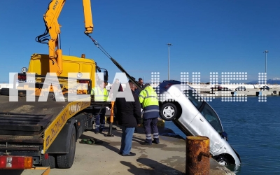 Κυλλήνη: Ανασύρθηκε το αυτοκίνητο που είχε πέσει στη θάλασσα από το Fior di Levante (εικόνες &amp; video)