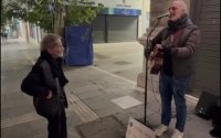 Όταν ο Σταύρος Ξαρχάκος άκουσε και αγκάλιασε έναν πλανόδιο μουσικό