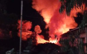 Φωτιά στις αποθήκες του Δήμου Ληξουρίου (εικόνες)