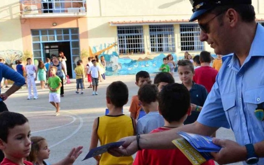 Διανομή Φυλλαδίων κυκλοφοριακού περιεχομένου σε σχολεία της Κεφαλονιάς