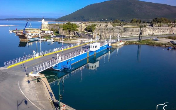 Η πλωτή γέφυρα της Λευκάδας «μπλοκάρει» τον θαλάσσιο τουρισμό – Οργή επαγγελματιών