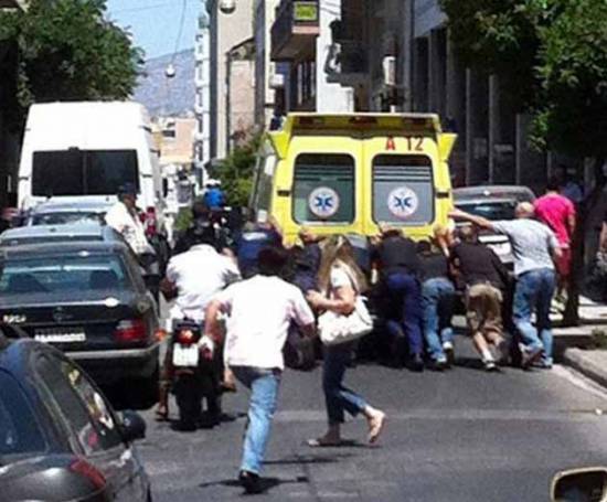 Αθήνα 2012: Σπρώχνουν ασθενοφόρο για να πάρει μπροστά!
