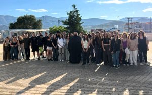 Οι μαθητές του 1ου ΓΕΛ Αργοστολίου αποχαιρέτησαν με αγάπη τον καθηγητή τους π. Δανιήλ