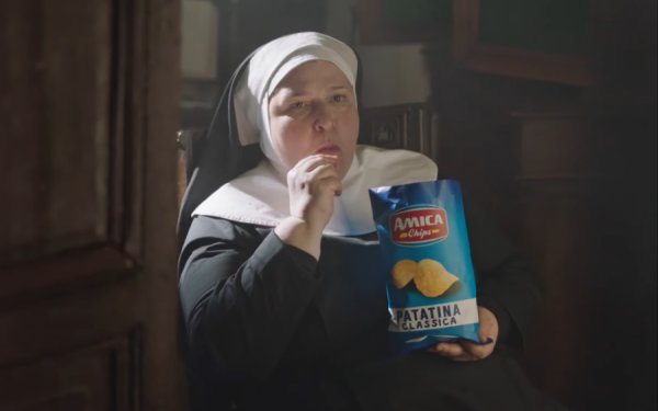 Ιταλία: Σάλος από τη διαφήμιση με μοναχές να τρώνε πατατάκια