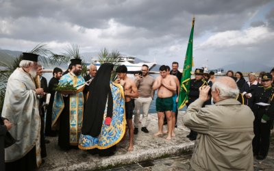 Ο αγιασμός των υδάτων στο λιμάνι της Σάμης
