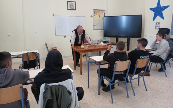 Γυμνάσιο Αγίας Θέκλης: &quot;Πρότυπες πειραματικές διδασκαλίες Φυσικής στο σχολείο μας&quot;