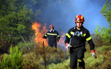 Τώρα: Φωτιά από πτώση κεραυνού στον Αίνο