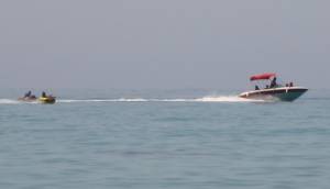 Θαλάσσια σπορ και όμορφα κότερα στην παραλία του Λουρδά