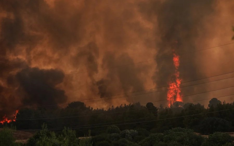 Υπάλληλος του ΑΔΜΗΕ έδωσε τα παπούτσια του σε πυροσβέστη, τα δικά του είχαν λιώσει στη φωτιά (εικόνα)