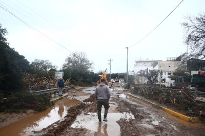 Νεκρός στη Νέα Μάκρη μέσα στην κακοκαιρία: «Τον είδαμε κάτω από το αυτοκίνητο» - Πολλά προβλήματα από την κακοκαιρία