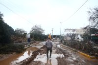 Νεκρός στη Νέα Μάκρη μέσα στην κακοκαιρία: «Τον είδαμε κάτω από το αυτοκίνητο» - Πολλά προβλήματα από την κακοκαιρία