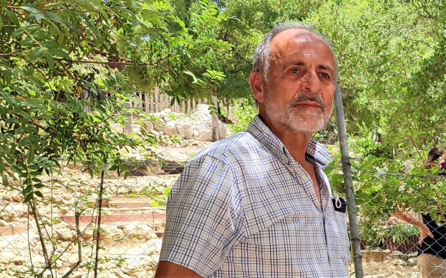 «Κόψαμε ένα πεύκο και φυτέψαμε δύο, αλλά μάλλον δεν τα είδαν» - Ο Νίκος Κουρκουμέλης απαντά στα δημοσιεύματα με τις κοπές των πεύκων στην Σκάλα