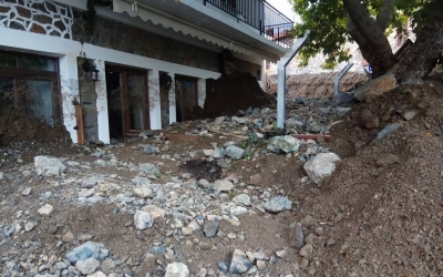 «Κατέβηκε το βουνό» στη Σαμοθράκη -Θάφτηκαν στη λάσπη σπίτια, ΙΧ &amp; δρόμοι [εικόνες]