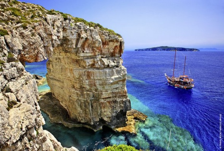 Θέα που κόβει την ανάσα: Αυτός είναι ο πιο φωτογενής βράχος στην Ελλάδα, μετά την Ακρόπολη