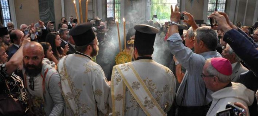 Συγκίνηση στην ενθρόνιση του Μητροπολίτη Σμύρνης -Πρώτη φορά μετά τη Μικρασιατική Καταστροφή