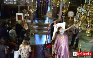 Σε κλίμα κατάνυξης και συγκίνησης η τελετή της Αποκαθήλωσης στον Άγιο Σπυρίδωνα στο Λιθόστρωτο (εικόνες + video)
